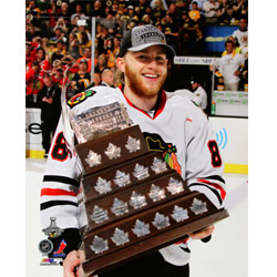 PATRICK KANE HOLDING CONN SMYTHE TROPHY 2013 8X10 PHOTO