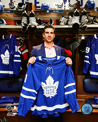 JOHN TAVARES ARRIVES TO TORONTO MAPLE LEAFS 8X10 PHOTO