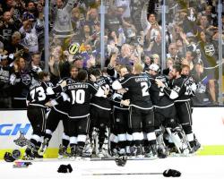 LA KINGS CELEBRATE STANLEY CUP 2014 8X10 PHOTO (NET)