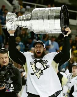 NICK BONINO HOLDING STANLEY CUP 2016 PHOTO