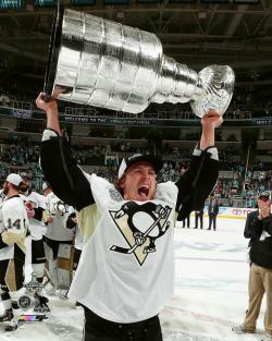 CARL HAGELIN HOLDING STANLEY CUP 2016 PHOTO