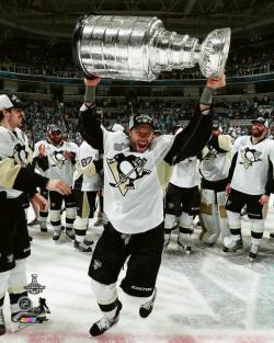 MATT CULLEN HOLDING STANLEY CUP 2016 PHOTO