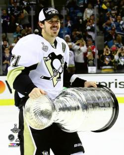 EVGENI MALKIN HOLDING STANLEY CUP 2016 PHOTO