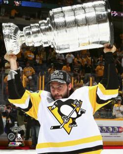 KRIS LETANG HOLDING STANLEY CUP 2017 PHOTO